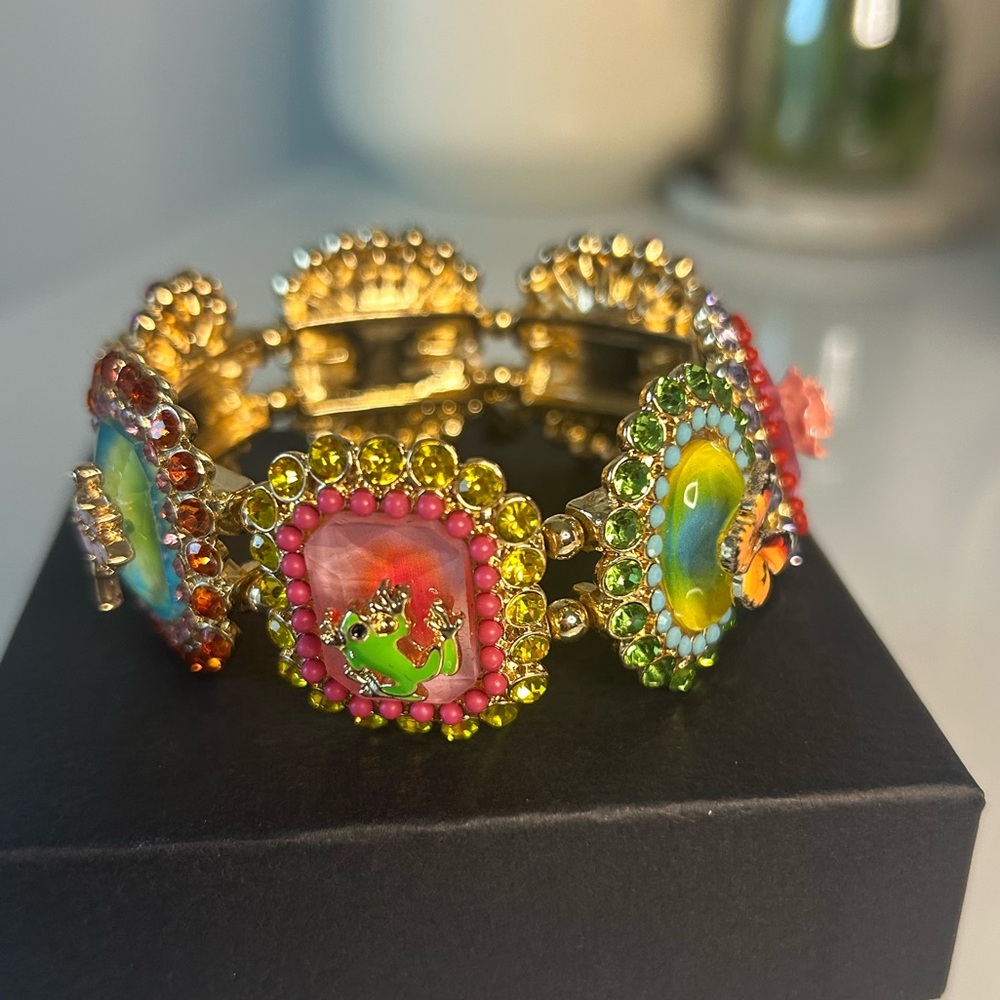 Viral Betsey Johnson spring Colorful cameo Stretch Bracelet - Picture 4 of 7